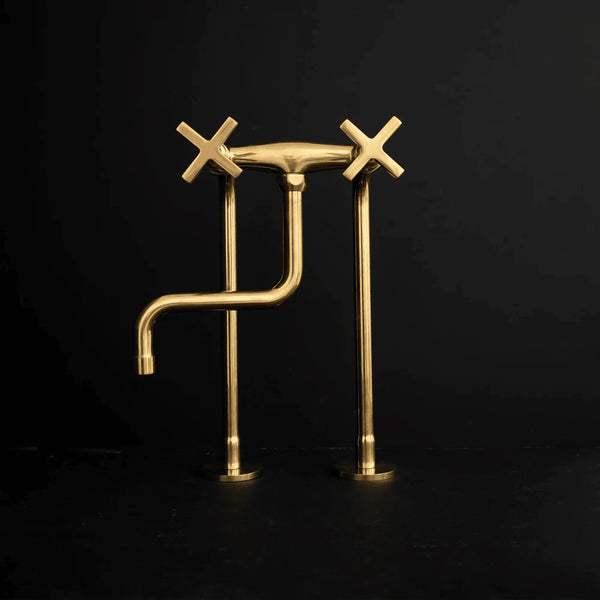 Curved S-spout brass kitchen faucet – modern single hole, front view