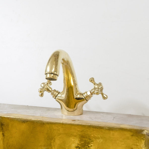 Single hole polished brass bathroom vanity faucet – front view